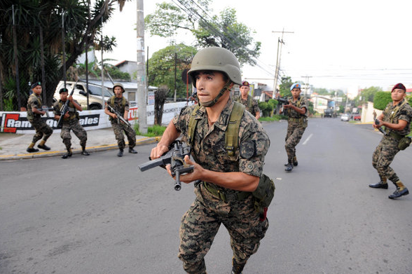 Soldado insurgente toma el poder al paso de "Sopa de Caracol"