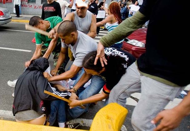 Defensoría acusa a periodistas por agredir a palos de madera