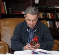 Uribe se aburre de clavarle agujas a muñeco vudú de Chávez
