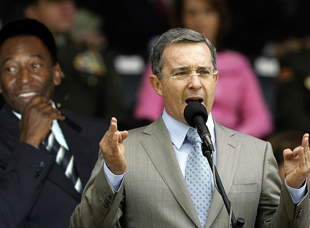  Uribe respondió a declaraciones de Chávez acompañado de Pelé