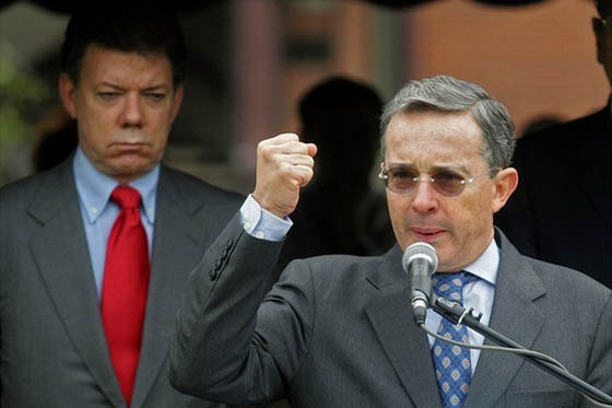 Uribe le dice a Santos que diga que Santos no es un títere de Uribe
