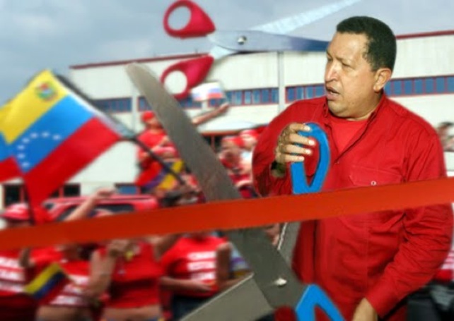 Chávez inaugura fábrica de tijeras gigantes para inauguraciones