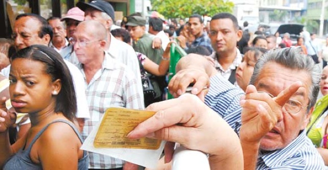 Nueva Ley prohibirá colas menores a 8 horas en oficinas públicas