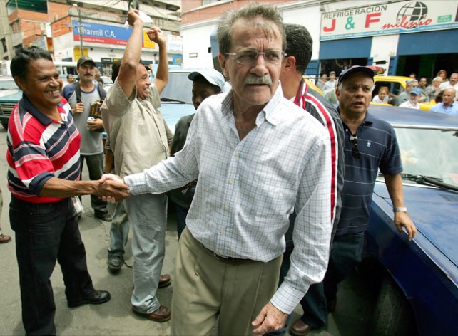 ¿Qué está celebrando el pana con camisa beige detrás de Teodoro?