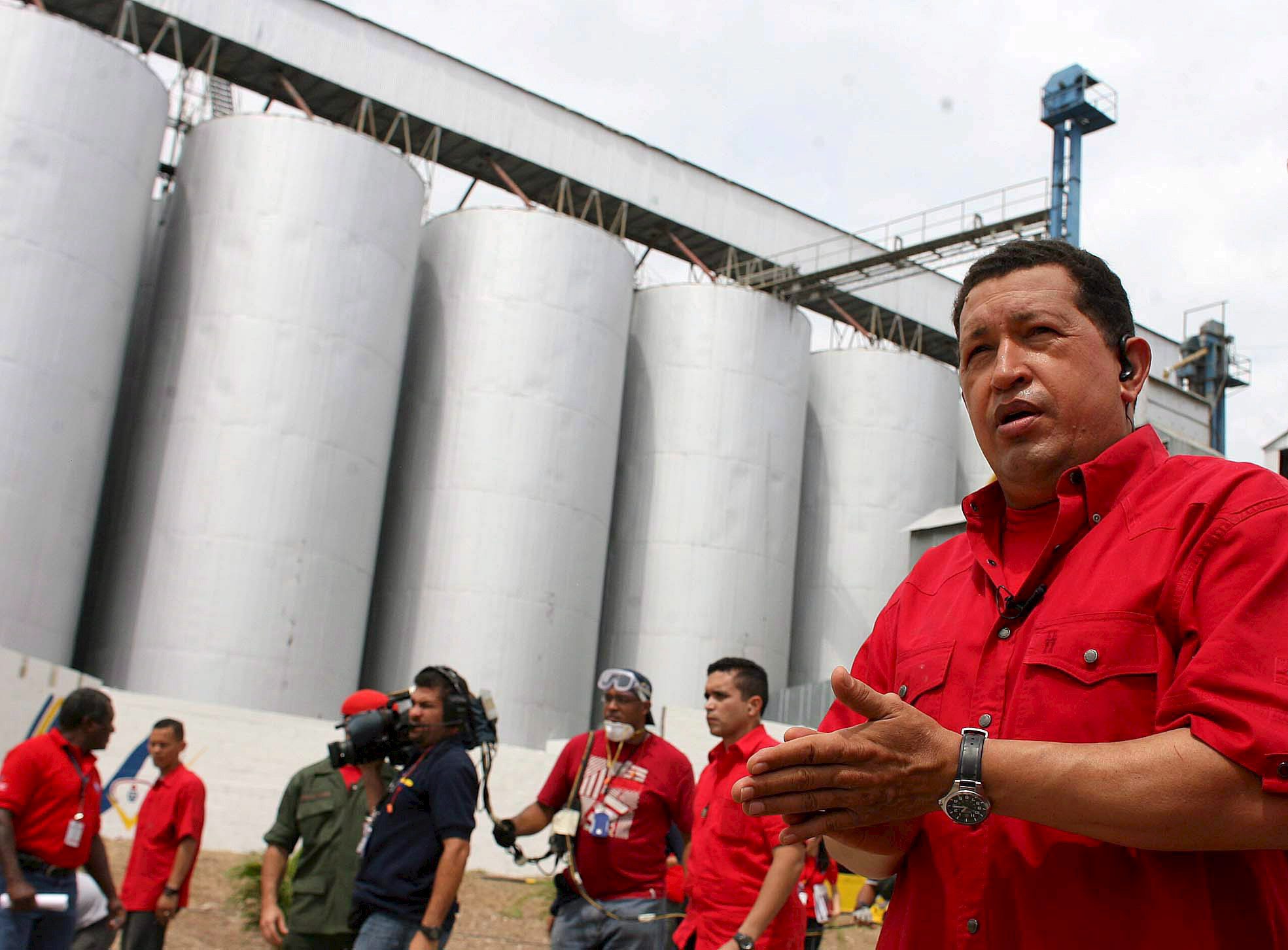 Chávez interviene aeropuerto, parada de autobús y mesita de noche