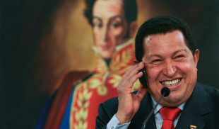 ¿Qué le están diciendo a Chávez por teléfono?