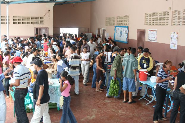 Comerciantes del Mercado del Trueque de Charallave cambian sus puestos por negocios de verdad