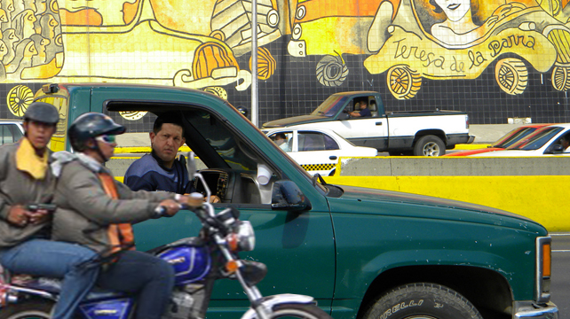 Le roban el blackberry a Hugo “por andar hablando guevonadas” en la cola