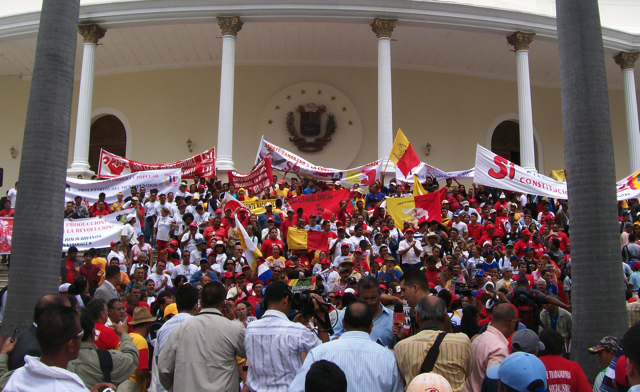 Familiares de Diputados protestan frente a la Asamblea para que regresen a casa en Navidad