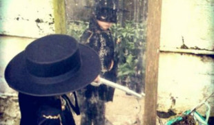 Niño no entiende por qué está disfrazado del Zorro