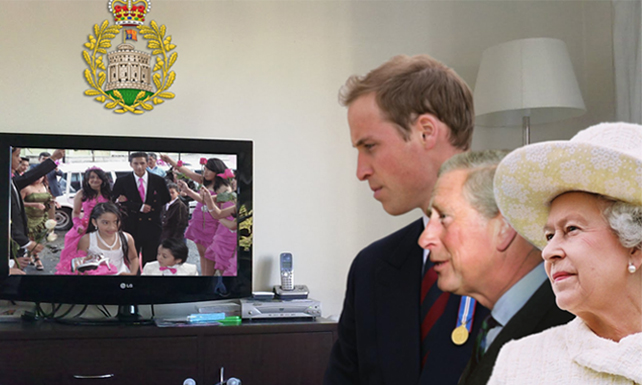 Familia real pegada a la TV viendo boda de pareja clase media criolla