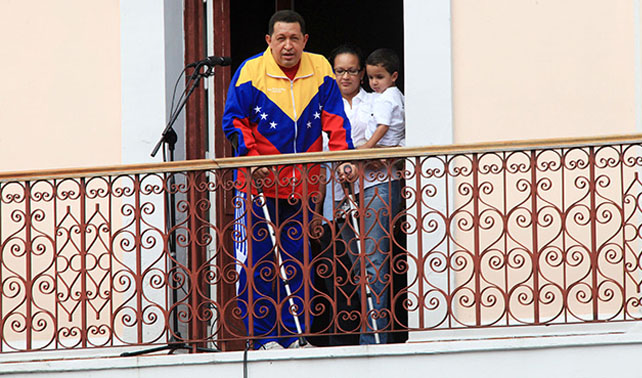 Chávez reaparece para anunciar que consiguió nuevo tinte de pelo