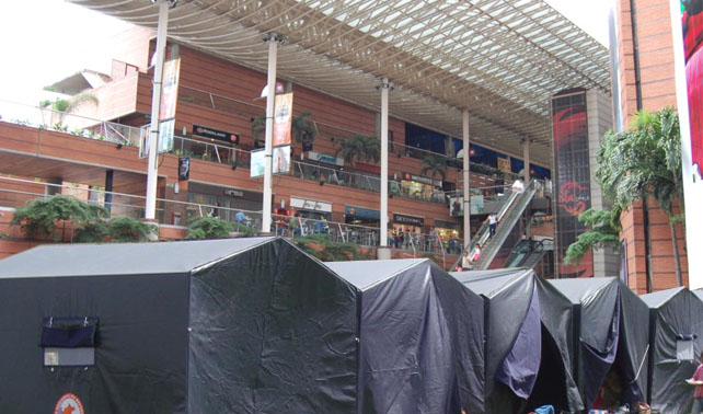 Alcaldía de Chacao monta carpas para afectados por cierre de locales nocturnos