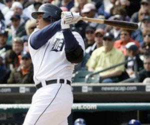 Miguel Cabrera golpea esfera con objeto de madera y personas aplauden