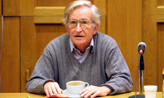 Después de 12 años, Chomsky descubre que el café marrón claro y el con leche son lo mismo