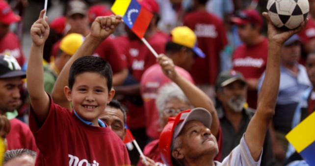 Venezolanos aplauden en las calles que VTV transmitió 2 horas libres de ideología