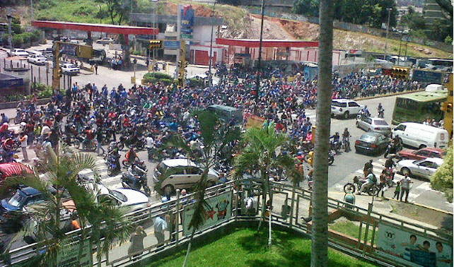 Motorizados protestan para que se eliminen los retrovisores de los carros