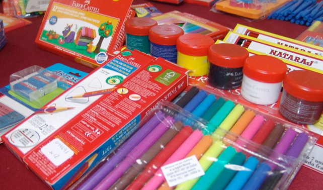 Madre compra compás y 48 colores que jamás serán usados por su hijo