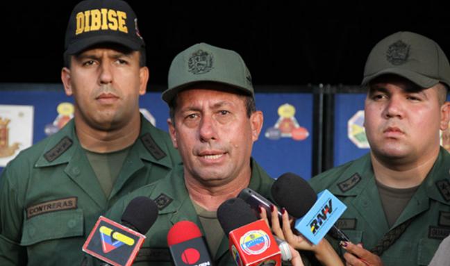 Guardia exige más gorras finísimas que tienen bordado amarillo que dice DIBISE