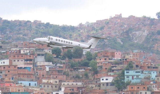 Sospechan que avioneta en barrio Antímano sea el avión robado de Maiquetía