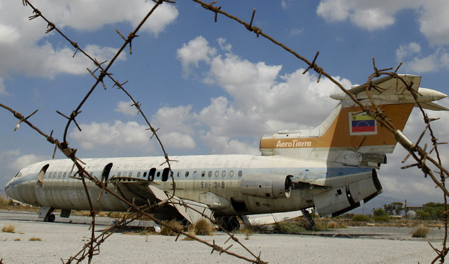 Para evitar accidentes, introducen aviones que no pueden despegar