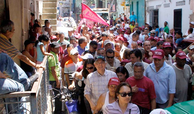 Ledezma camina entre multitud pensando que están con él