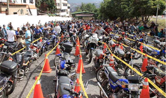 En Gaceta obligan a motorizados a comprarse un carro