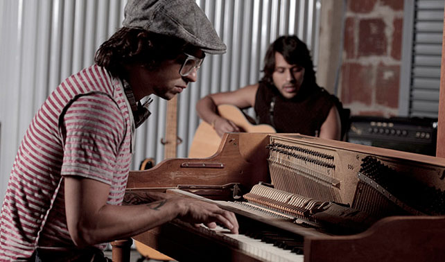 Servando Primera asombrado frente a máquina musical que no emite merengue