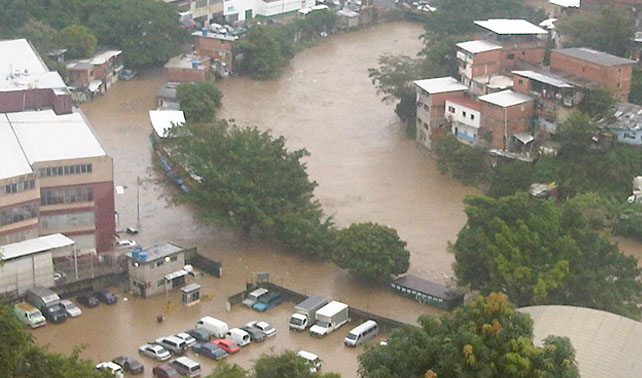 Desbordamiento de El Llanito contamina al río Guaire