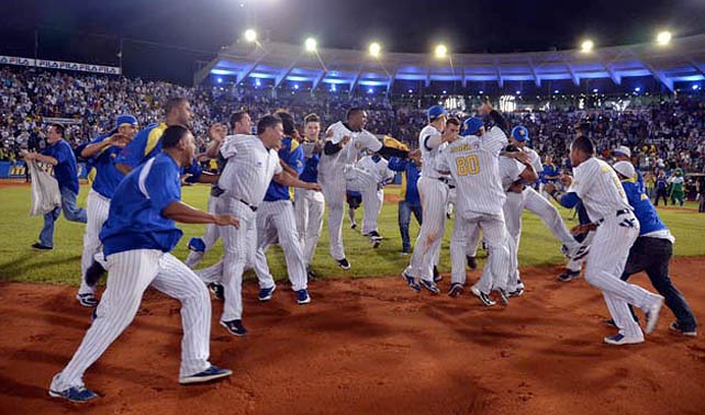 Fánaticos que sólo bebieron cerveza celebran esfuerzo físico de su equipo