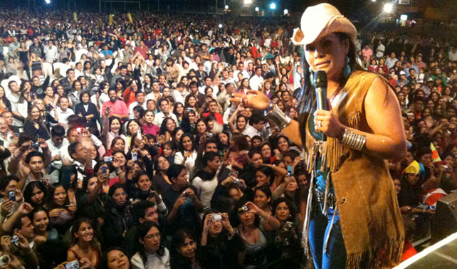 En venganza a ladrón, Olga Tañón roba a 5000 personas cantando en concierto