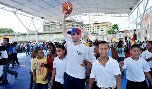 Capriles pide pelota a niños porque "ellos la tienen para siempre"