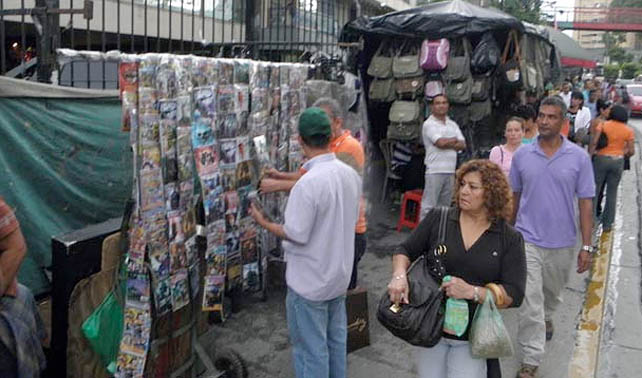 Comerciantes de películas quemadas venderán DVDs en blanco en protesta a Ley SOPA