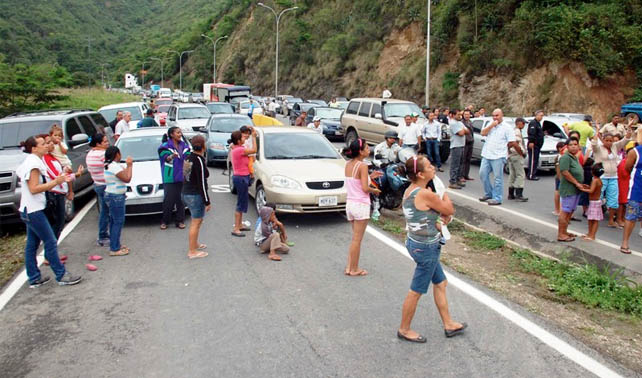 Familias de barrio caraqueño protestan por altos precios de canales Premium