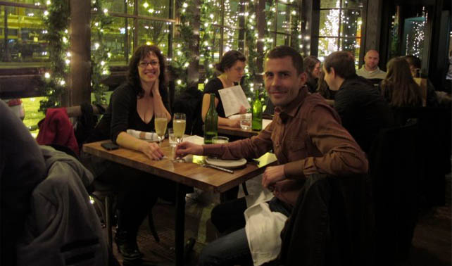 Parejas celebran día de hacer una cola de mierda para comer mal en un restaurant