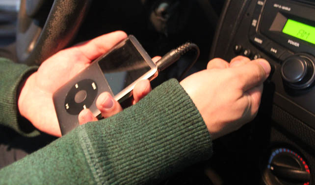 Joven ajusta exitosamente cable del iPod para que suene en cornetas del carro