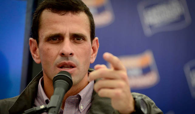 Ante la falta de reacción de Capriles, chavismo ataca a oposición de otros países