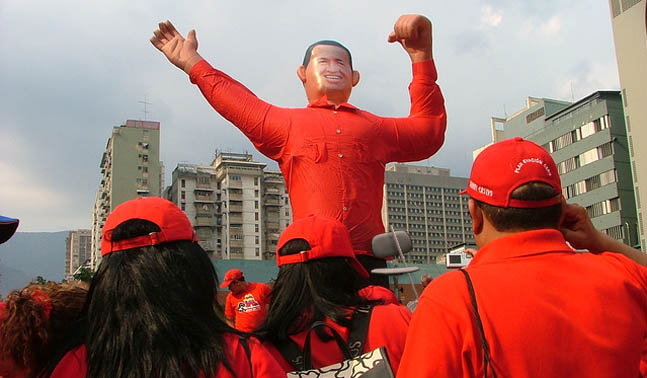 Nombran Junta Militar sucesora presidida por silla, Diosdado y Chávez inflable