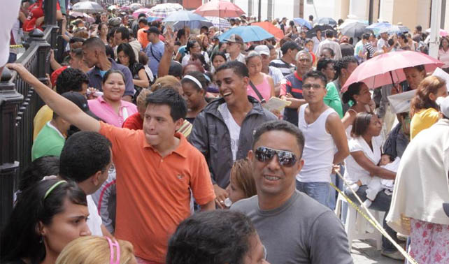 Venezolanos generan espontáneamente larga cola que no termina en nada