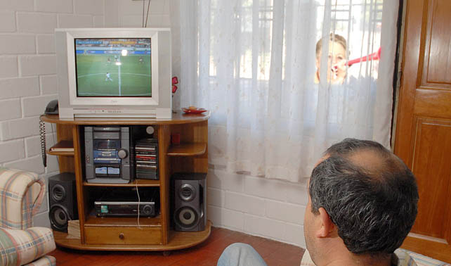 Señora opositora confunde grito de gol del vecino y sale a celebrar “caída del tirano”