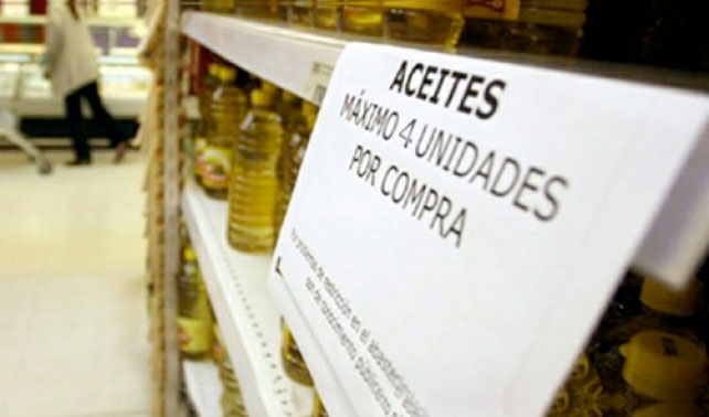 Señora compra innecesariamente 4 botellas de aceite sólo porque cartel decía "Máximo 4"