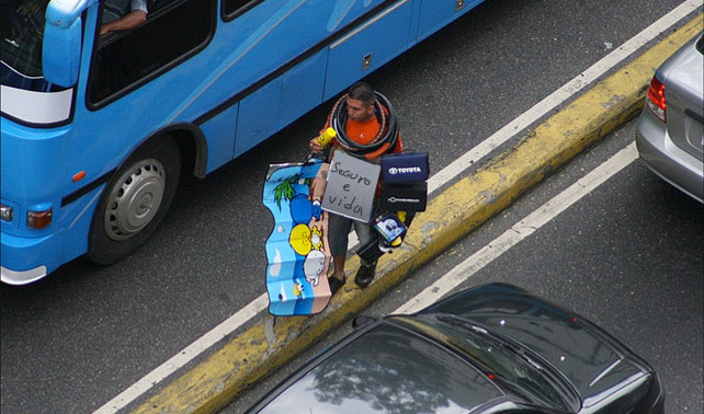 Buhoneros venden seguros de vida a personas atrapadas en tiroteo de La Planta