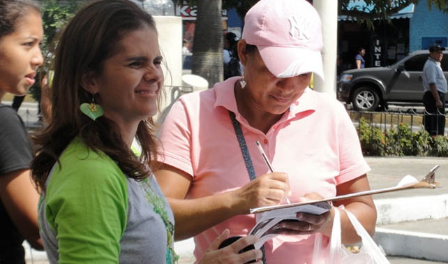 Twitteros bullys venezolanos entregan firmas para aprobar la pena de muerte