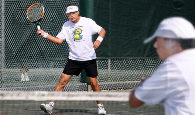 Arias Cárdenas agotado luego de jugar un partido de tenis por ambos equipos