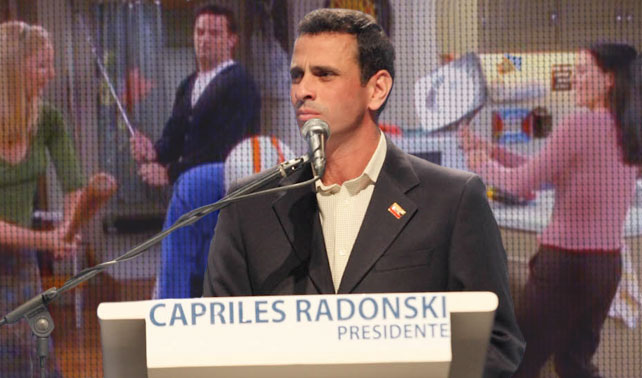 Colocarán episodios de Friends para rellenar silencios incómodos en discursos de Capriles