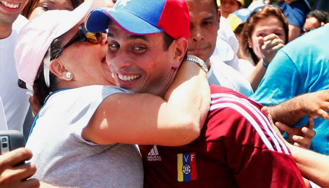 Capriles bate récord diciendo 10.000 promesas clichés incumplibles en 10 min