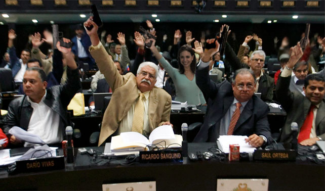 Diputados celebran inicio de discusiones de Ley Desarme echando tiros al aire