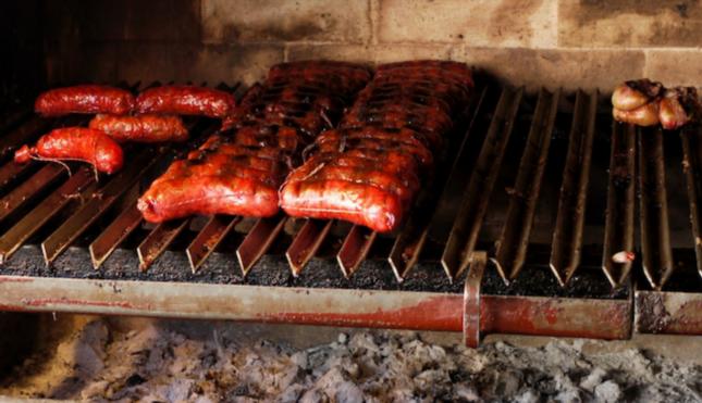 Increíble: parrilla transcurre sin chistes de doble sentido sobre yuca o chorizo