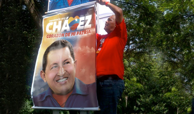 Versión photoshopeada-joven de afiche de Chávez supera a Capriles y a Chávez real