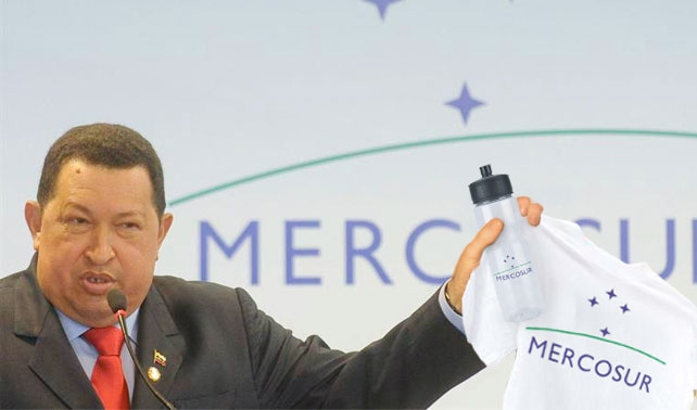 Chávez muestra beneficios de entrar al Mercosur: "Miren la franela y el cooler"